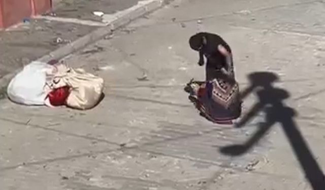 Eşini bayılıncaya kadar sokak ortasında dövdü!