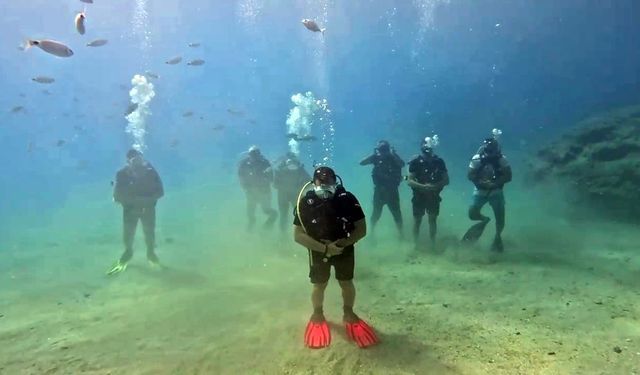 Denizin metrelerce dibinde namaz kıldılar!