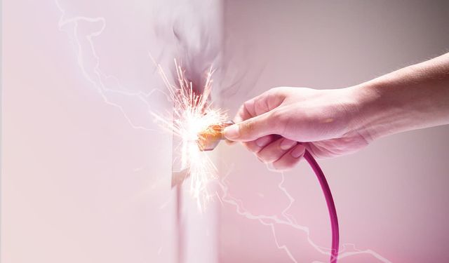 Elektrik akımına kapılan işçiler tedavi altında!