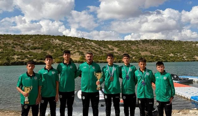 Büyükşehir sporcuları ikincilik kupasını kaldırdı