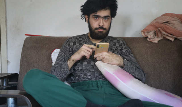 Telefon bağımlısı genç 3 yıldır evden dışarı çıkmadı