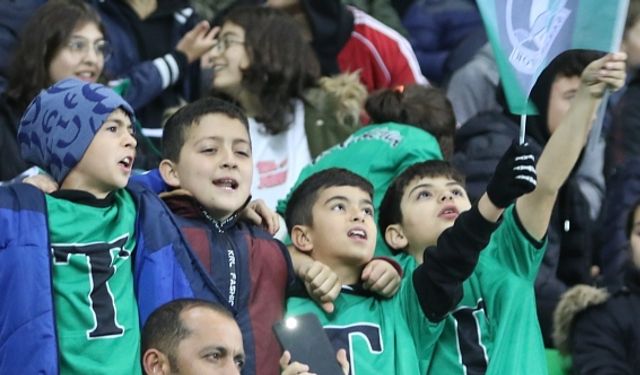 Sakaryaspor'dan jest: Kadın ve çocuklara ücretsiz!