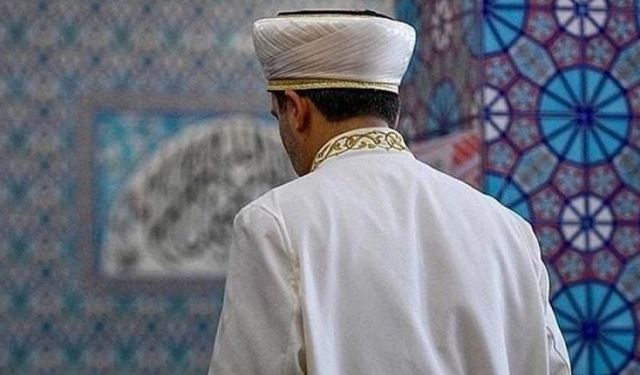 Cenaze defninde imama saldırı!