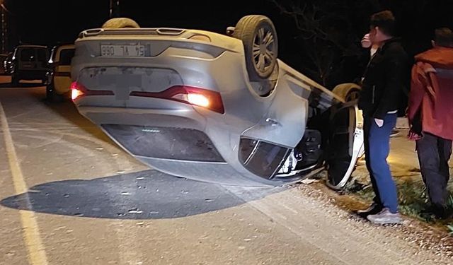 Kuma çarpan otomobil takla attı