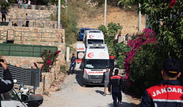 Evi ateşe verdi: Elinde bıçakla kapı kapı gezdi