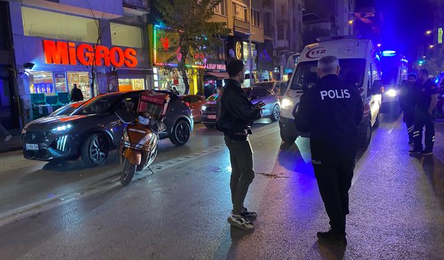 Kurye dehşet saçtı: Önce yayaya sonra otomobile çarptı