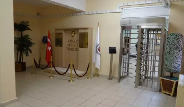 Ziyarete gelen kızını öldüresiye dövdü!