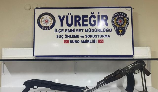 Mutfak dolabından pompalı tüfek çıktı