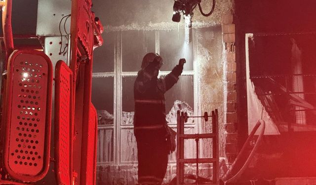 Hırdavat dükkanı alev topuna döndü