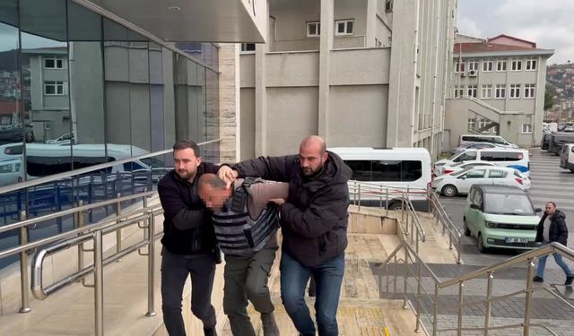 "Eşime neden baktın" diyen adamı bıçaklayarak öldürdü