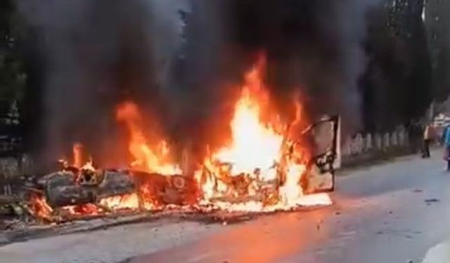 Kazaya karışan araçlar çıkan yangında küle döndü