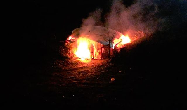 Alkoliklerin mesken tuttuğu baraka alev alev yandı