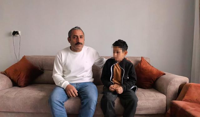 Okul müdürü, sinirlendiği öğrenciyi herkesin içinde darp etti