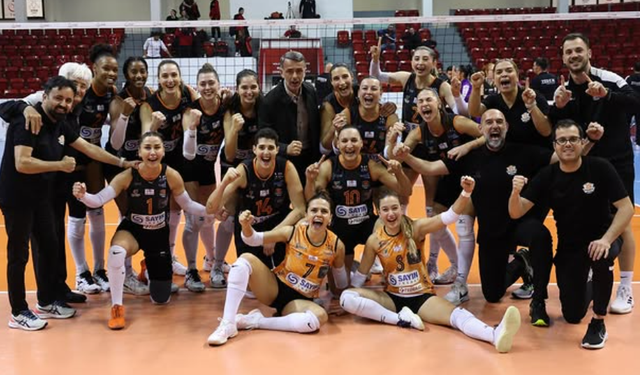 Sakarya Voleybol galibiyet için sahada