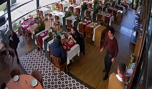 Ünlü sanatçı Cahit Berkay araçla restorana daldı