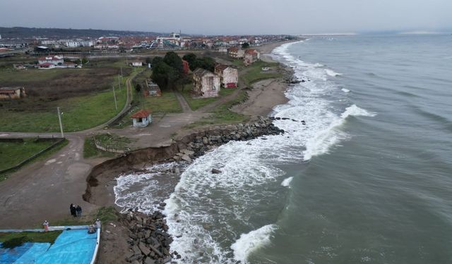 Karasu'da korkutan kıyı erozyonu
