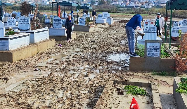 Mezarlar selde çöktü
