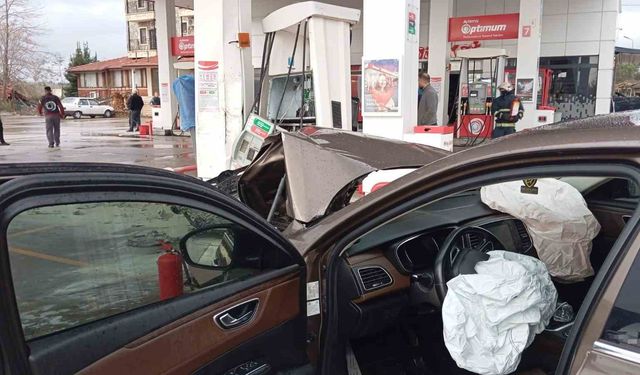 Otomobil akaryakıt istasyonuna daldı!