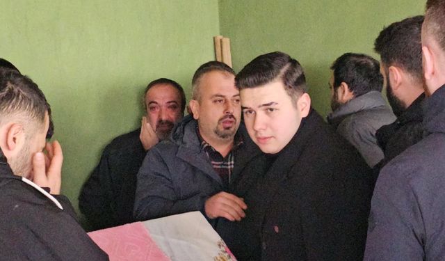 Acılı baba tabutu taşırken zorlandı...