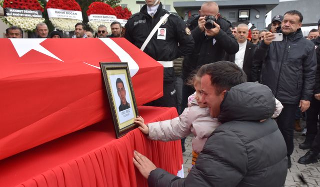 Babasını her şeyden habersiz tebessümle uğurladı