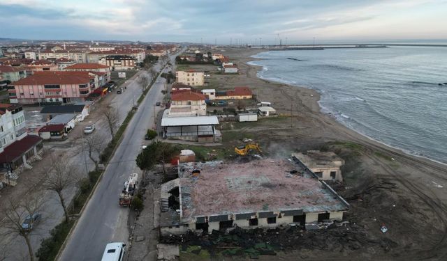 Karasu Sahili'nde riskli yapılar yıkılıyor!