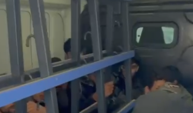 Kamyon kasasından 20 göçmen çıktı!