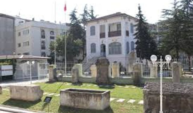 Serdivan'da bulunan tarihi mezar taşınıyor