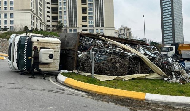 Hurda yüklü kamyon devrildi