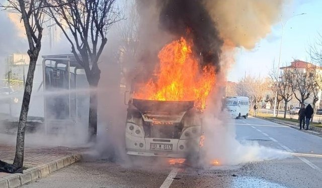 Alevlerin sardığı minibüs paniğe neden oldu!