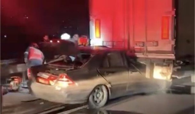 Tıra arkadan vuran otomobil kazasında 1 yaralı