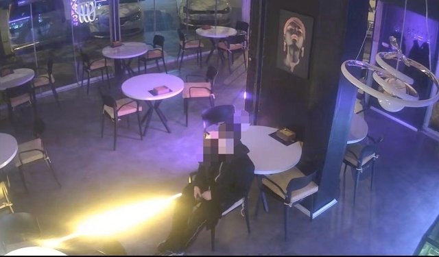 Hırsızlık için girdiği kafede ısındı, yemek yedi