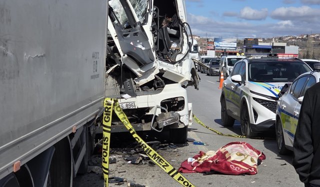 Tıra çarpan tanker şoförü hayatını kaybetti