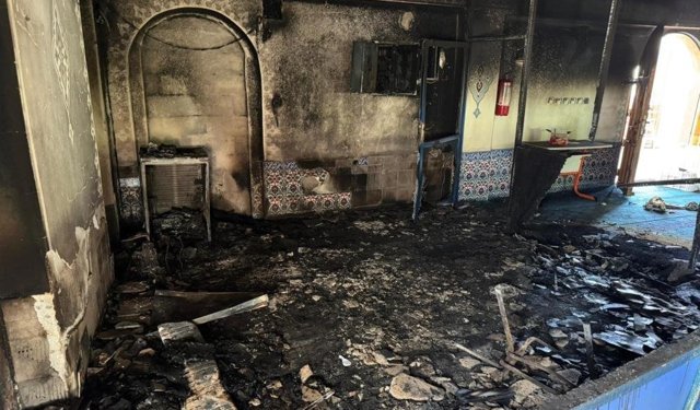 Camide çıkan yangın maddi hasara yol açtı