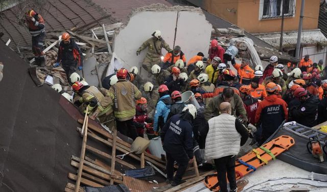 Fatih'te iki bina çöktü: Göçük altında kalanlar var!