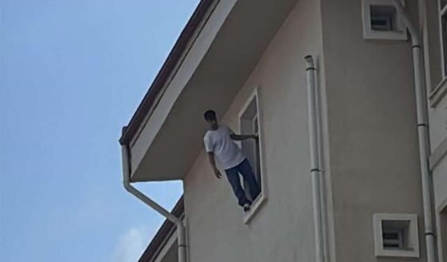 Yurdun penceresinden atlayan genç hayatını kaybetti