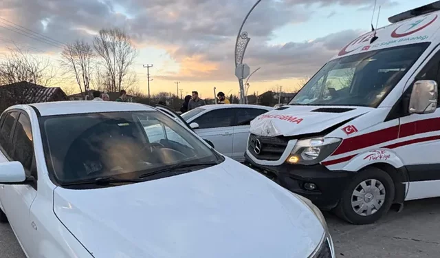 Hasta taşıyan ambulans kaza yaptı!