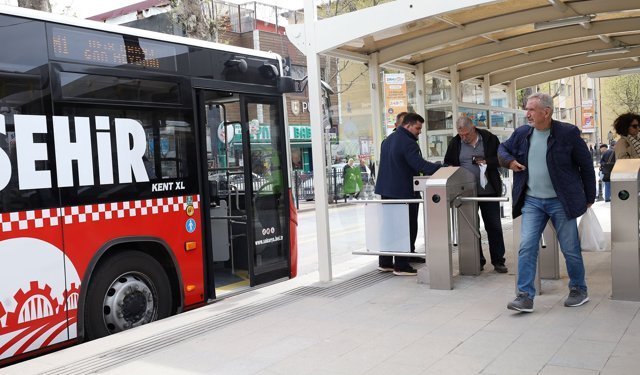 Ücretliye dönen metrobüs ulaşımda zirvede