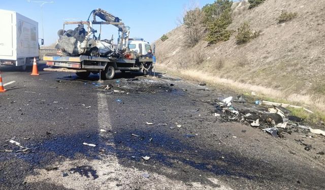 İki araç kafa kafaya çarpıştı: 5 ölü