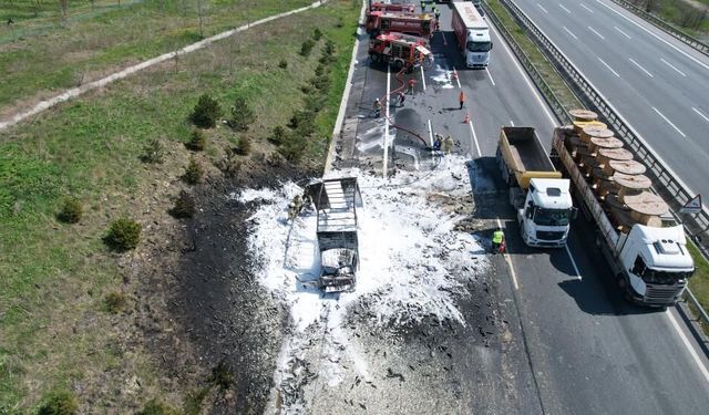 Köpük sprey yüklü kamyon alev alev yandı
