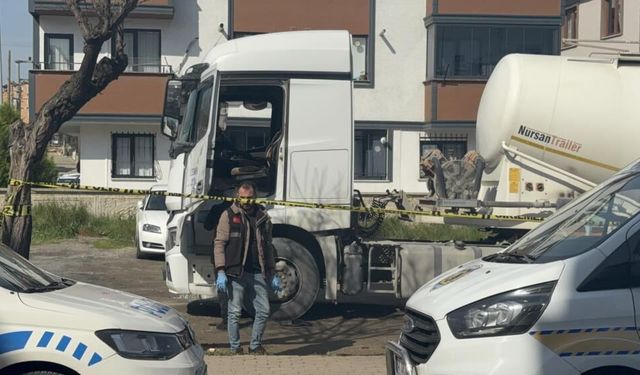 Tırın altında pusu kurup kardeşini acımasızca katletti!