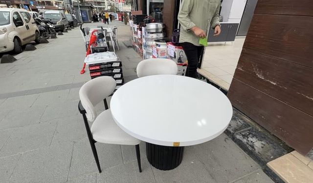 Mobilyanın sandalyelerini çalan kadına sitem etti
