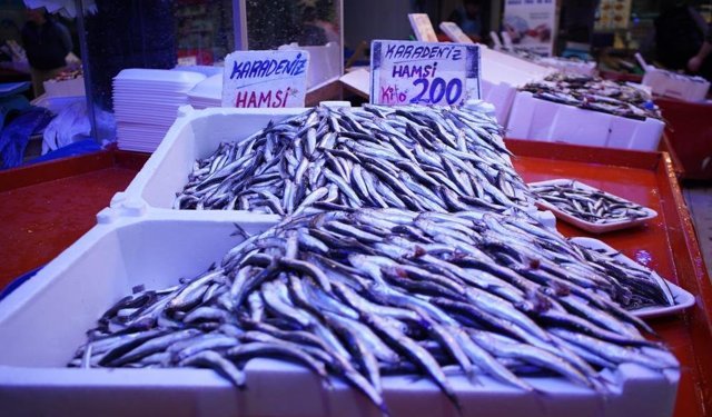 Sezonun son balıkları vatandaşla buluşuyor