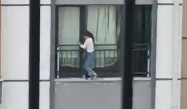 Korkulukta gezinen çocuk yürekleri ağza getirdi