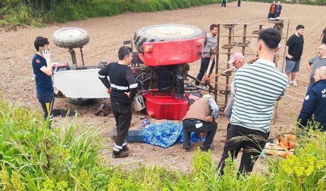 Devrilen traktörün altında can verdi
