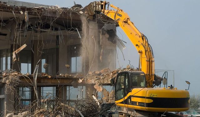 Kaynarca'da kaçak yapılar yıkılıyor