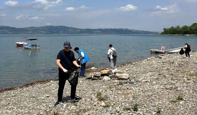 Sapanca Gölü’ndeki kirliliğe dikkat çektiler