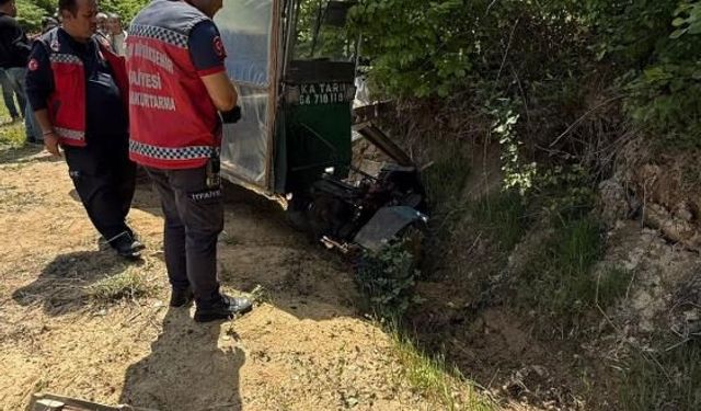 Tarım aracı su kanalına savruldu: 2 yaralı