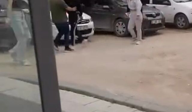 Kızların kavgasını ayıran vatandaşlara bıçakla saldırdı