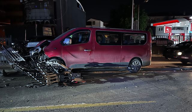 Kontrolden çıkan minibüs refüje çıktı