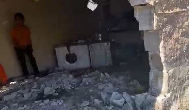 Freni boşalan traktör eve daldı